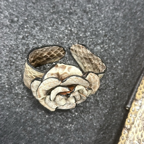 Charles Davis faux snake bag w/ cuff bracelet. - Picture 4 of 6